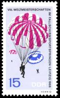 (1966-042) Марка Германия (ГДР) "Групповой прыжок"    Прыжки с парашютом III Θ