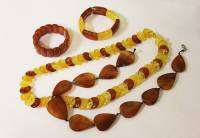 Набор украшений под янтарь (2 браслета и 2 нити бус)