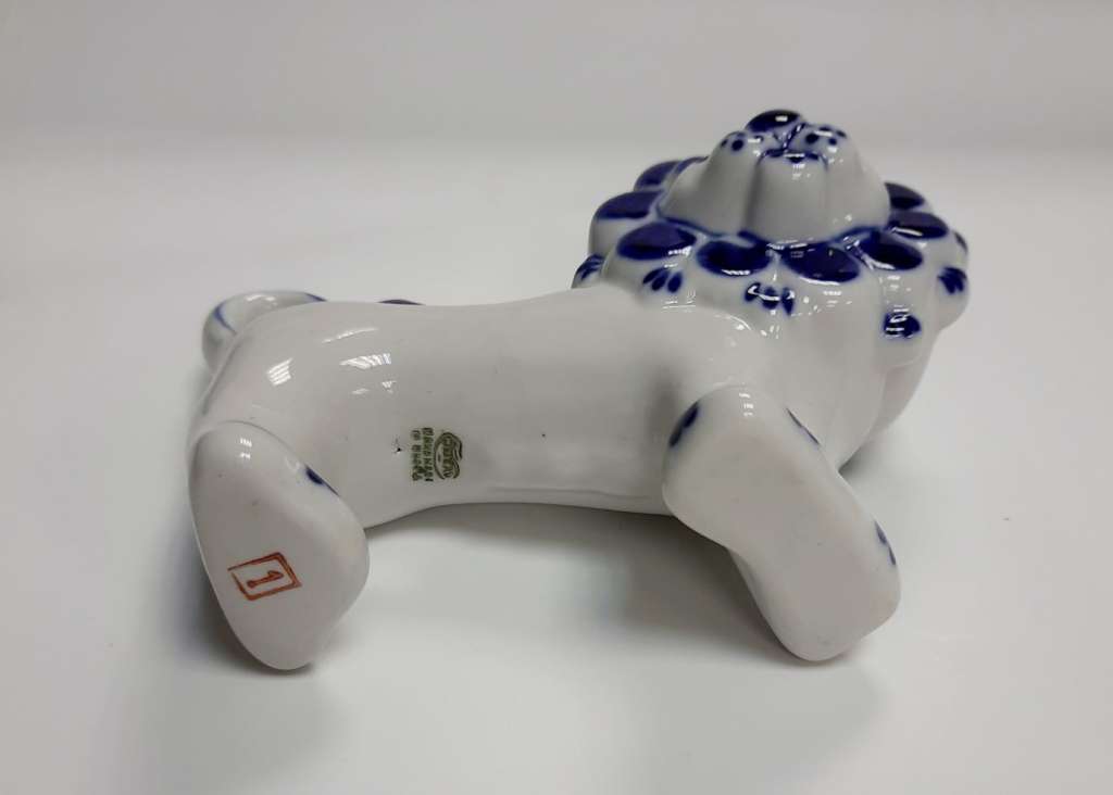 Фарфоровый сувенир "Лев", гжель