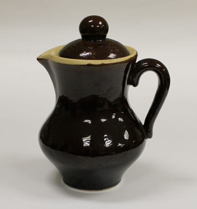 Кувшин с крышкой, глазурованная керамика (состояние на фото)