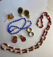 Набор 7 предметов, серьги 1 пара, клипсы 1 пара, бусы СССР 2 шт, 2 кольца, булавка СССР с янтарем