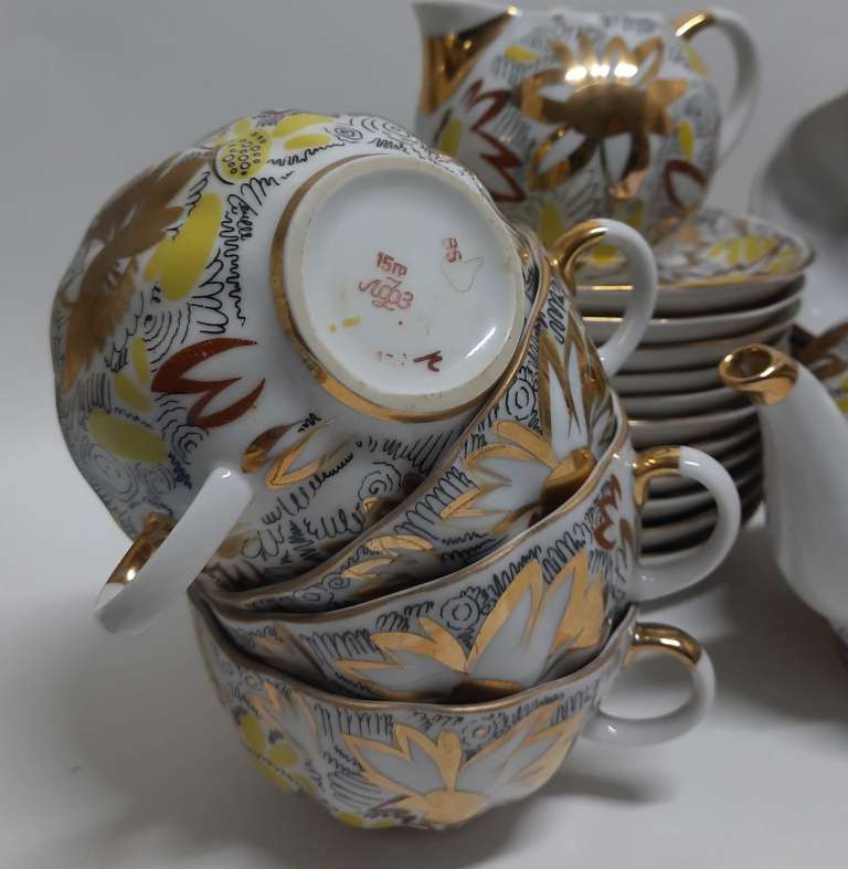 Чайный сервиз &quot;Золотые ромашки&quot;, некомплект, 27 предметов, фарфор, ЛФЗ, СССР.