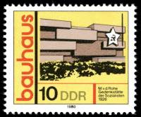 (1980-034) Марка Германия (ГДР) "Мемориал социалистов, Берлин"    Архитектура "Баухауз" II Θ