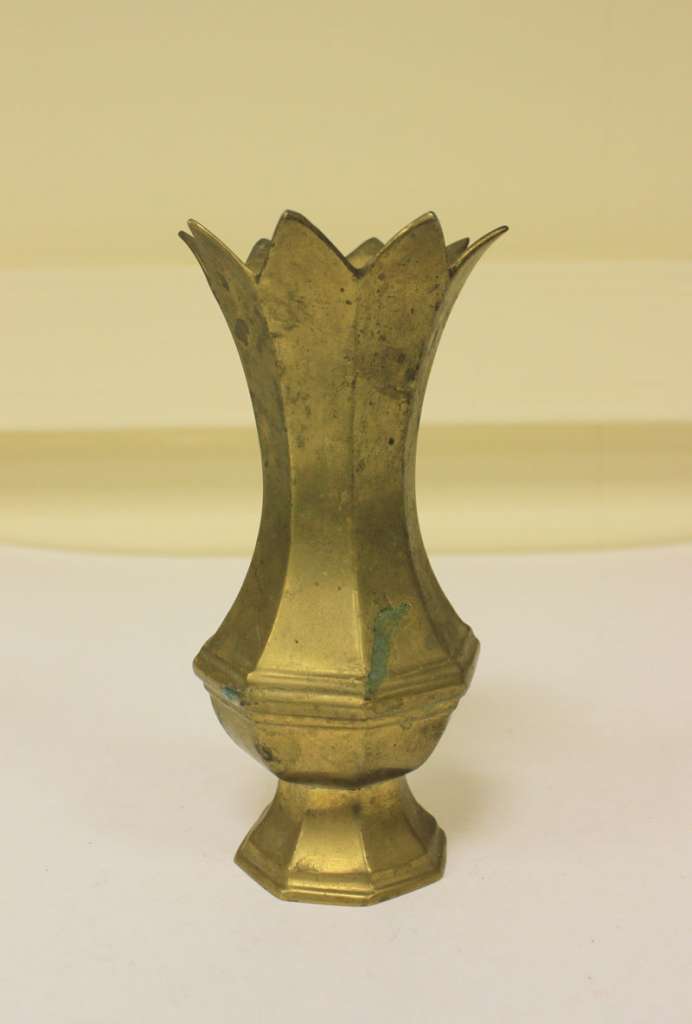 Бронзовая ваза в форме чаши цветка (состояние на фото)