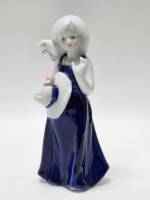 Статуэтка фарфор Девушка со шляпкой высота 13,5 см