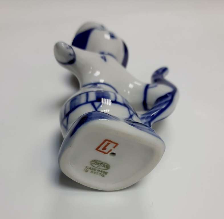 Фарфоровый сувенир "Стрелец", гжель