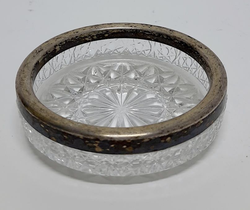 Пепельница, хрусталь, отделка серебром 875 пр., высота 2 см, д-9 см., СССР (сост. на фото)