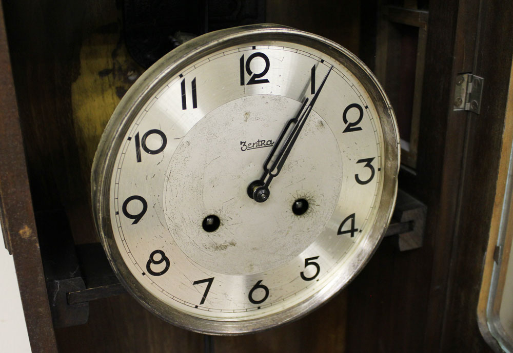 Часы настенные ZentRa, довоенные, Германия, на ходу (состояние на фото)