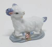 Фарфоровый сувенир "Овечка" (сост. на фото)
