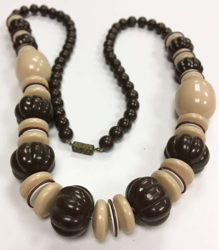 Бусы, бижутерия (сост. на фото)