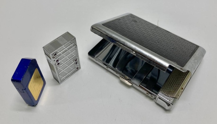 Портсигар металлический с зажигалкой + 2 зажигалки
