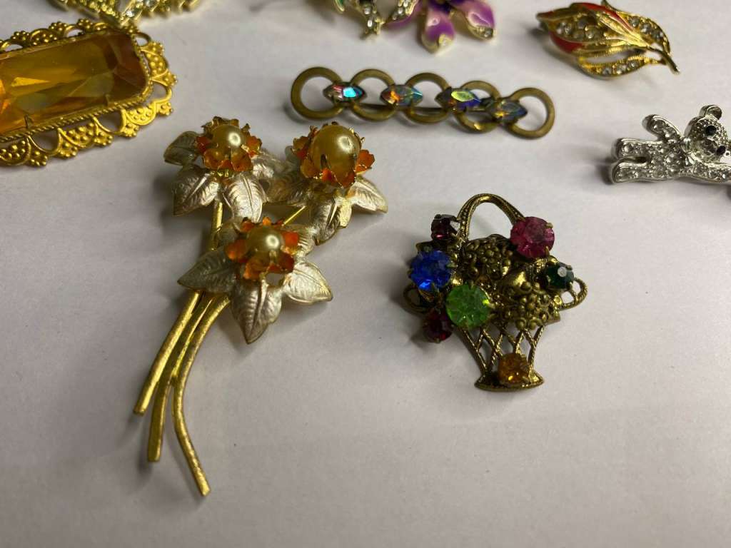 Брошь набор из 8 шт и подвеска