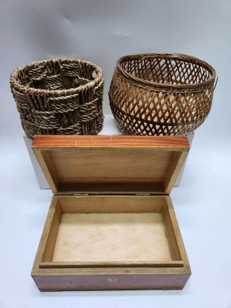 Шкатулка деревянная и 3 плетеные корзины