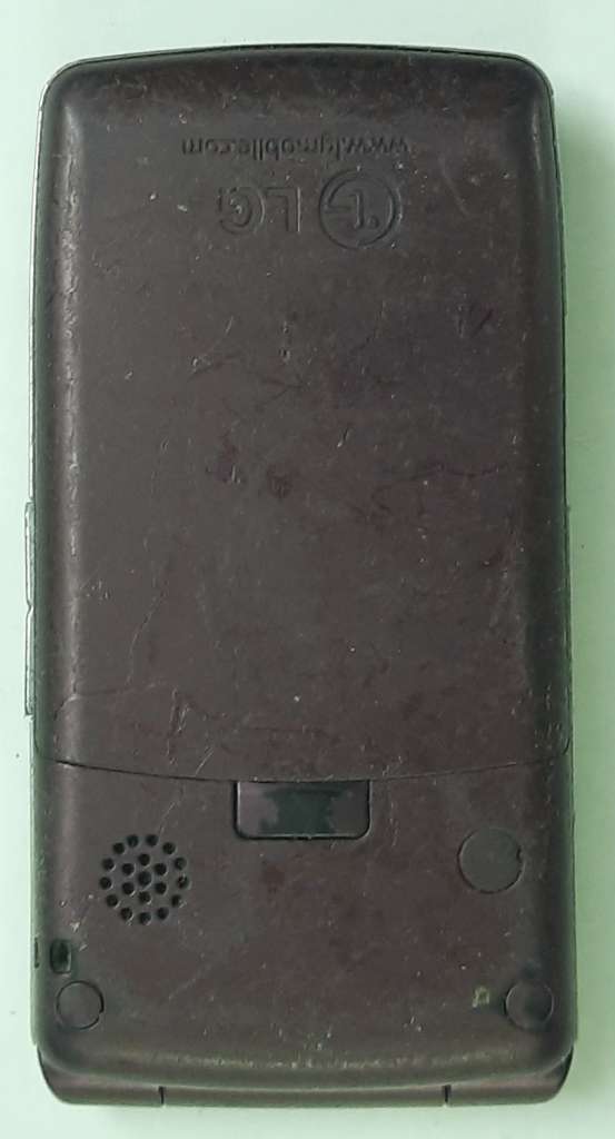 Телефон мобильный LG KF300, в комплекте зарядное устр-во., рабочий(сост. на фото)