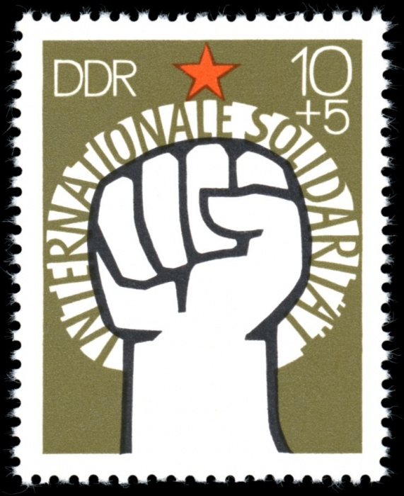 (1975-082) Марка Германия (ГДР) &quot;Кулак&quot;    Международная солидарность II Θ