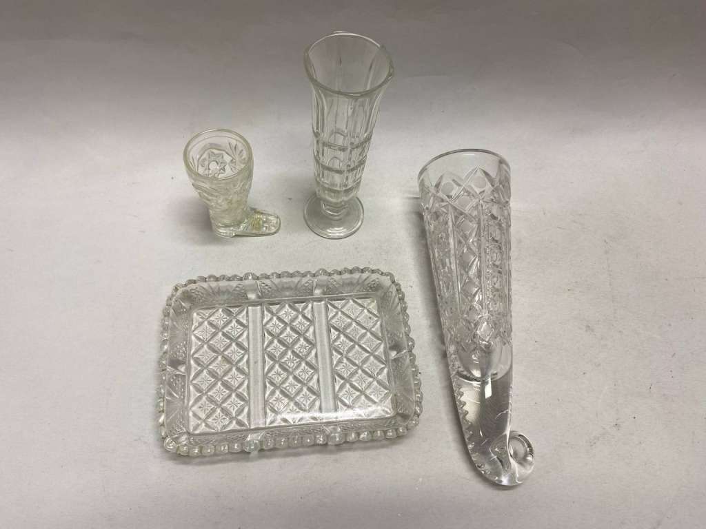 Хрустальный рог рюмки и подставка