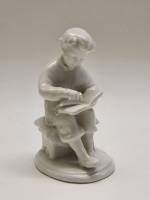 Статуэтка Юный Ленин Володя Ульянов читает книгу ЛФЗ фарфор СССР высота 15 см