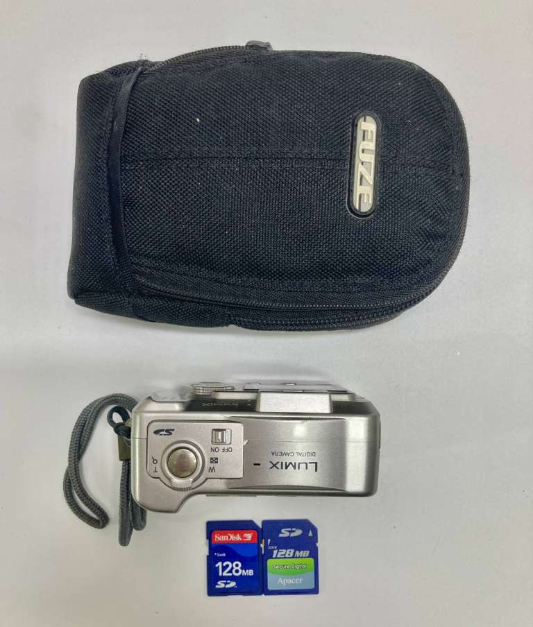 Фотоаппарат цифровой Panasonic Lumix DMC-LC 70 Рабочий, 2 карты памяти на 128 МБ .  