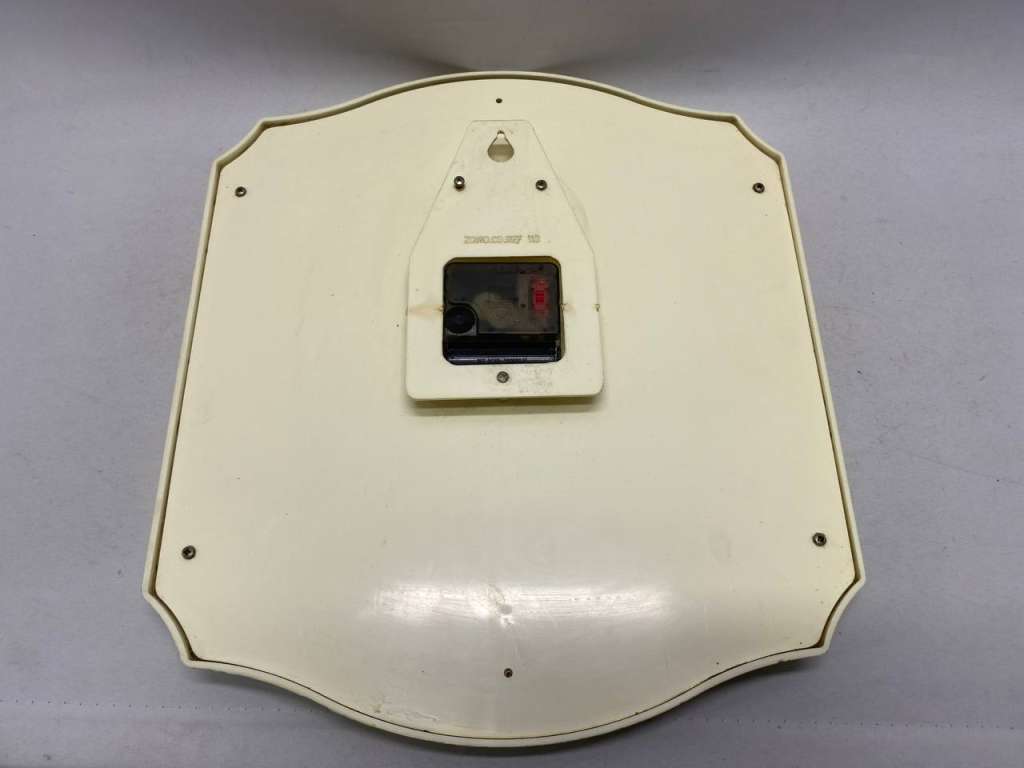 Часы настенные кварцевые белые