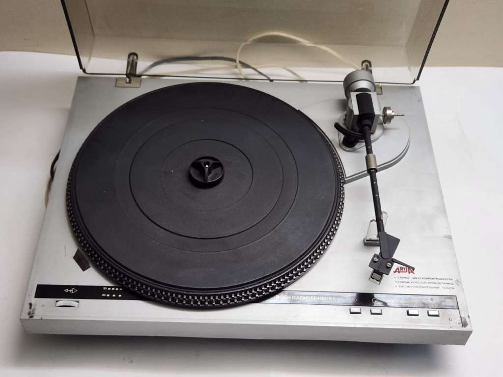 Проигрыватель винила Радиотехника Ария 102 (включается, не крутит)