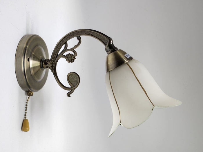 Бра настенное с плафоном цветок работоспособность не проверялась