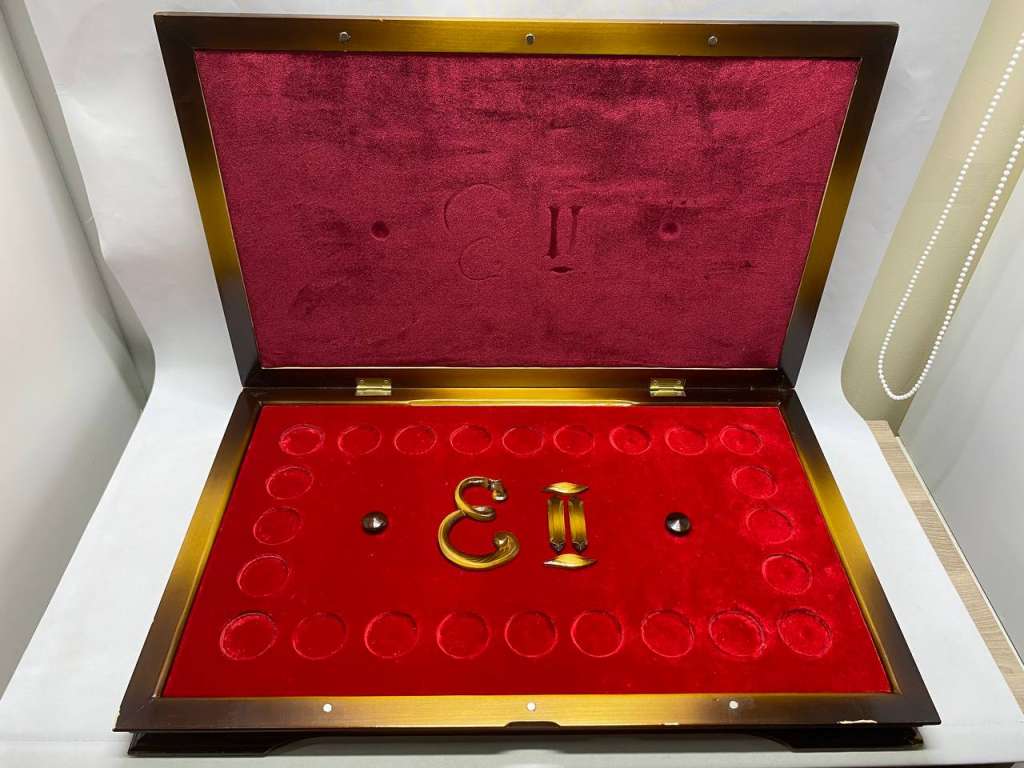 Футляр для монет дерево 2 яруса, ячейки под капсулу 40,6 мм