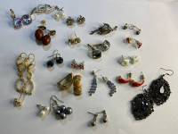 Серьги набор 21 пара из разных материалов