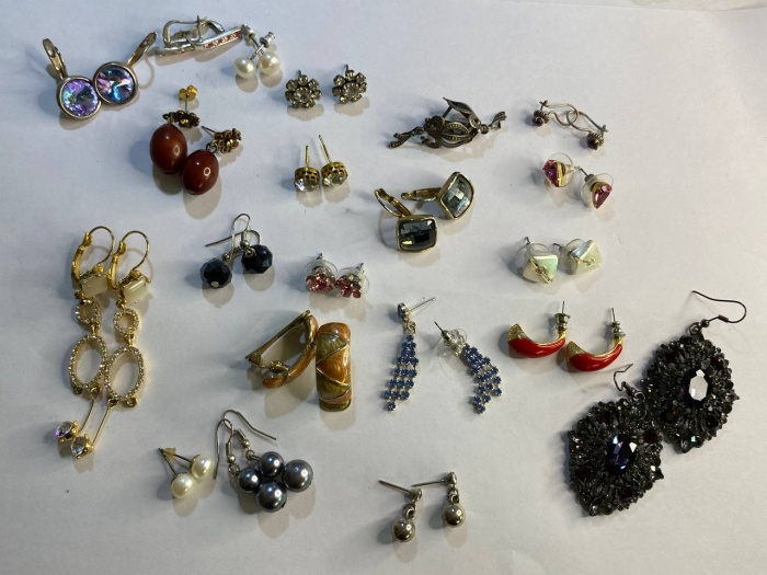 Серьги набор 21 пара из разных материалов