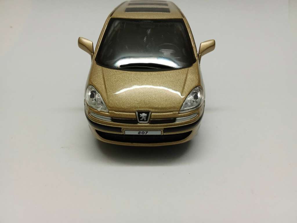 Модель авто 1:43 Peugeot 806 hongwell