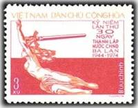 (1975-028) Марка Вьетнам "Памятник Нике, Варшава"  сиреневая  30 лет Республике Польша III Θ