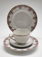 Чайное трио и тарелка десертная ЛФЗ фарфор 4 предмета чашка блюдце рифленые бардовый узор по краю