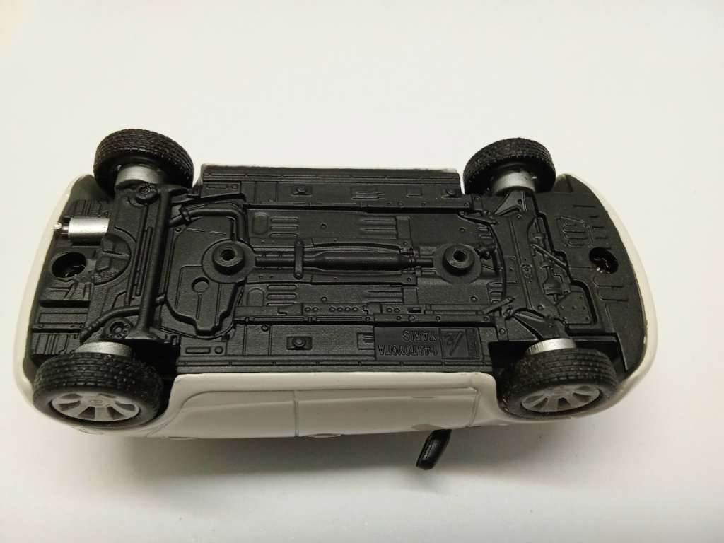 Модель авто 1:43 Toyota Yaris hongwell 