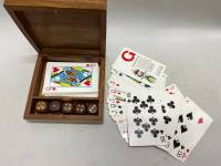 Карты игральные и кости в деревянной шкатулке 