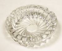 Пепельница с тремя выемками, рельефное стекло, 14 см (состояние на фото)