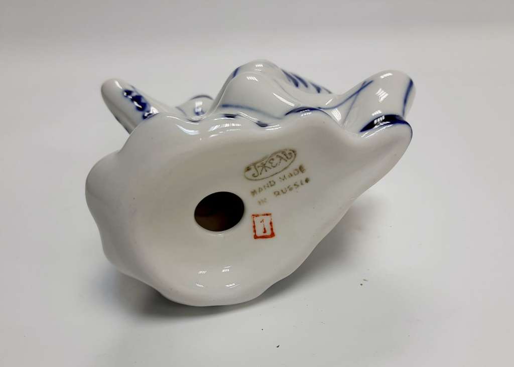 Фарфоровый сувенир "Баянист", гжель.