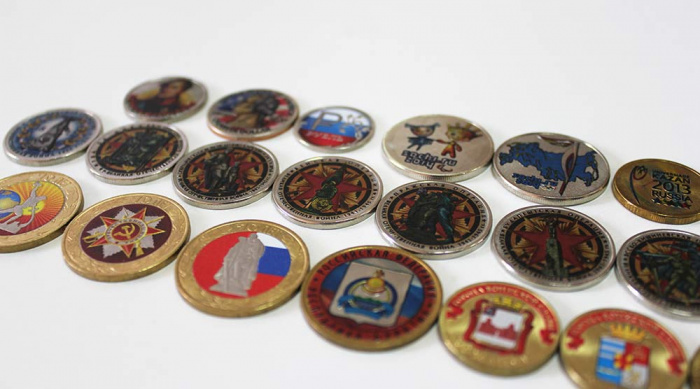Набор монет России и США 1, 2, 5, 10, 25 рублей, 25 центов, цветные, неофициальные выпуски