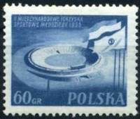 (1955-042) Марка Польша "Стадион в Варшаве" Перф греб 12¾, 12¾:12½, 12½:12¾   2-й Международный спор