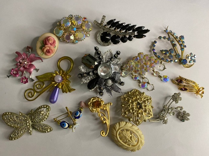 Брошь набор 16 шт из разных матералов