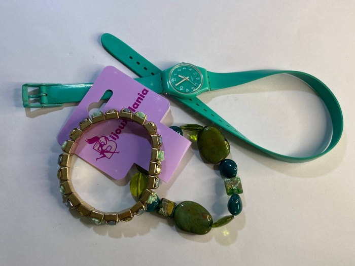 Часы наручные Swatch и два браслета