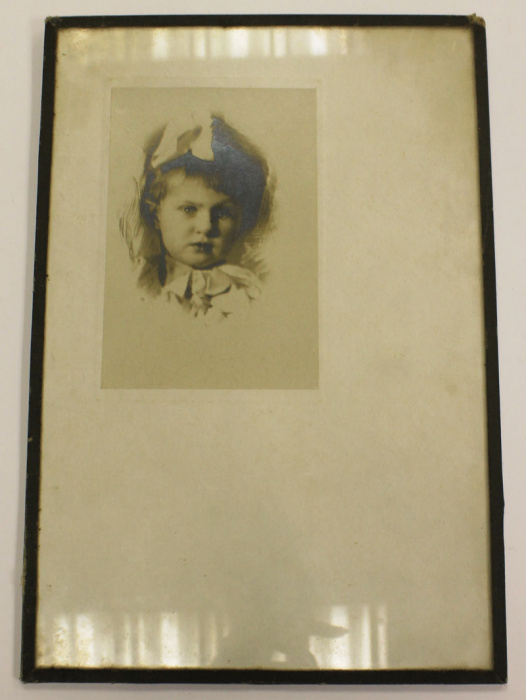 Картина &quot;Детский портрет&quot;, печатная открытка на картоне под стеклом Начало 20 века (сост на фото)