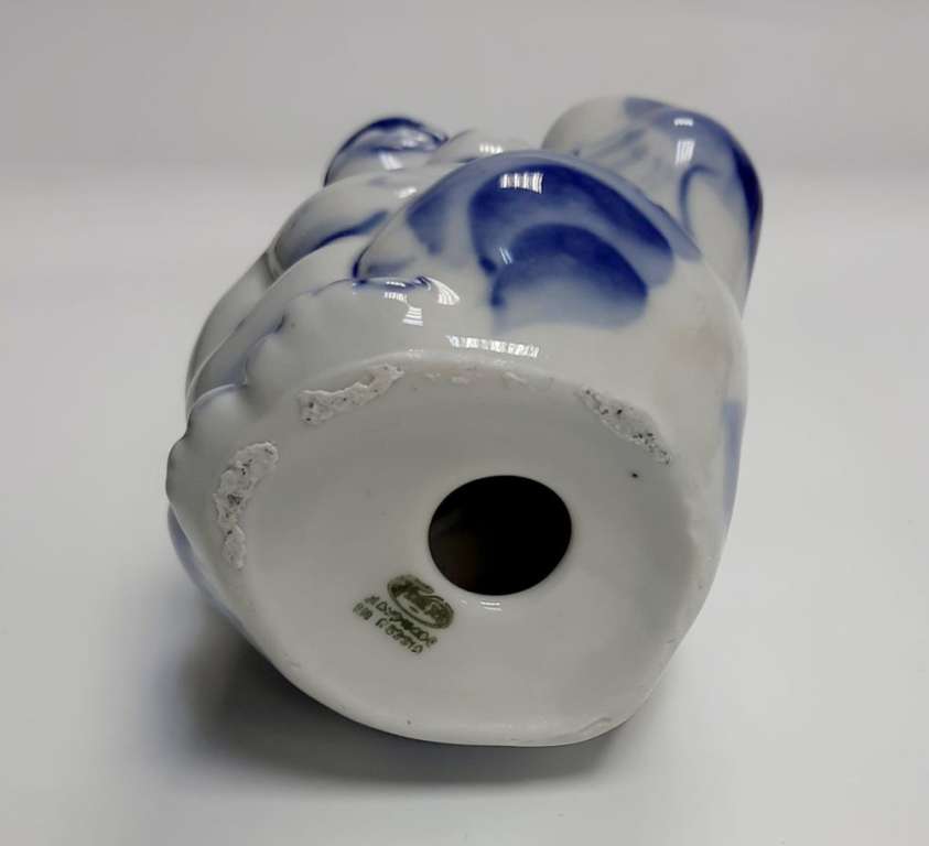 Фарфоровый сувенир "Обезьяна с телефоном", гжель.