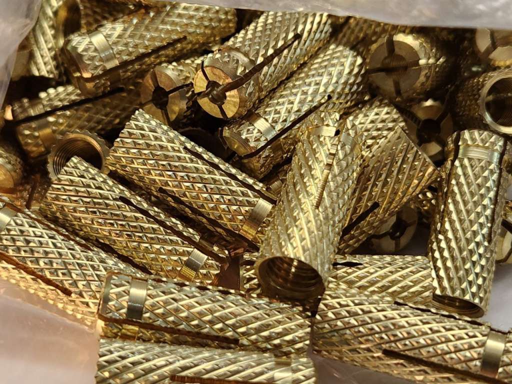 Анкер (цанга) 100 шт в упаковке латунный забивной М 8 10х28 мм резьба 8 мм