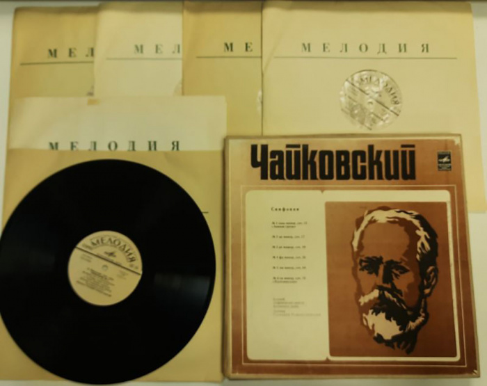 Набор виниловых пластинок (6 шт) &quot;П. Чайковский. Симфонии&quot; Мелодия 300 мм. (сост. на фото)