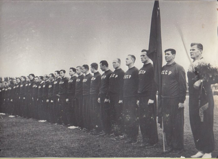 Фотография &quot;Сборная команда СССР по лёгкой атлетике&quot;, Бухарест, 1950 г. (сост. на фото)