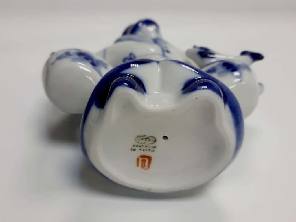 Фарфоровый сувенир "По щучьему велению", гжель.