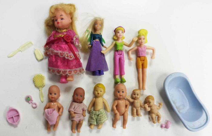 Набор пупсиков и кукол разного размера с аксессуарами