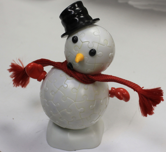 Фигурка снеговика в шляпе на подставке (см. фото)