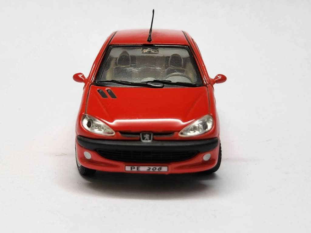 Модель авто 1:43 Peugeot 206 hongwell красный