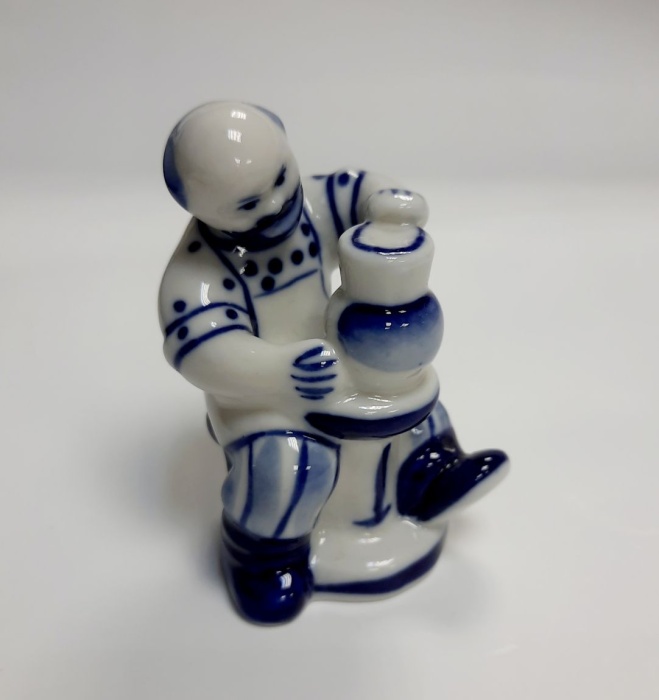 Фарфоровый сувенир &quot;Гончар&quot;, гжель