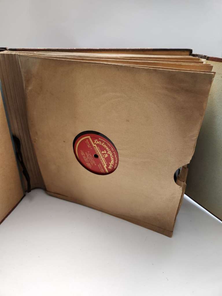 Альбом с патефонными пластинками (20 штук)